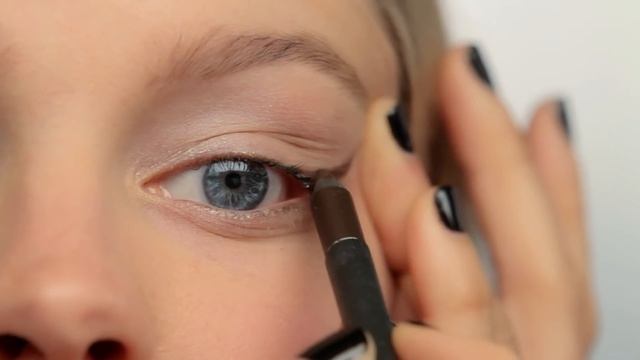 How to Get Marilyn Monroe’s Winged Eyeliner-Celebrity Makeup Tutorial-Style.com’s Beauty Icons смотреть онлайн