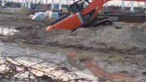 экскаватор тонет в болоте