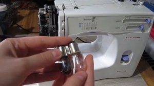 Как поменять лампочку у швейной машины New Home 1712S