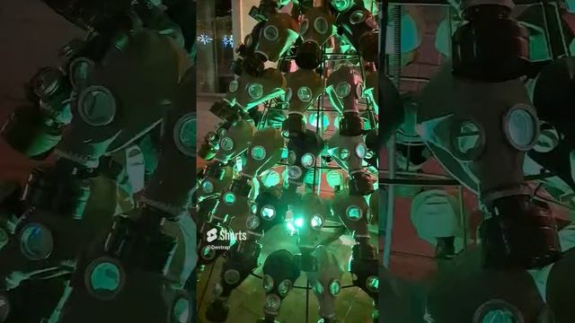 Ёлка из противогазов. Прикольно!!!!  #shorts смотреть онлайн