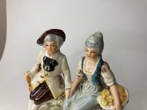 Дама музицирует