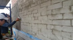 Как нанести клей на стену дома, приклейка тонкого пенопласта на кирпичную стену