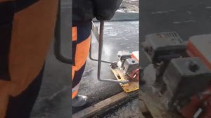 Прикатывание асфальта виброплитой
