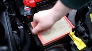 Ford Fiesta седан (2015): Замена воздушного фильтра