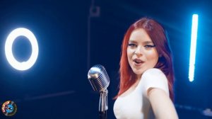 Belinda Carlisle - La Luna; cover by Andreea Munteanu 4K