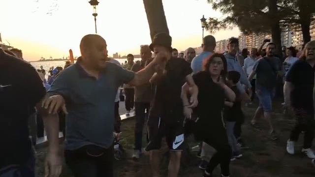 Protesters beats Thessaloniki mayor Yiannis Boutaris смотреть онлайн