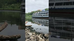 «Ой, что-то движется там по реке!..» :)))