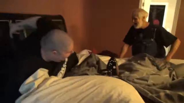 ЗЛОЙ ДЕД РАЗБУДИЛ МАЙКЛА БЕНЗОПИЛОЙ смотреть онлайн