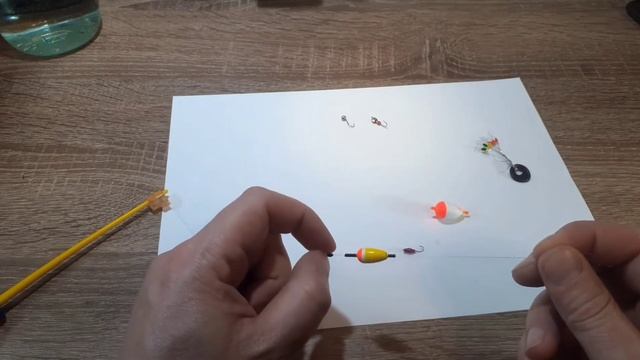 Зимняя поплавочная удочка с мормышкой