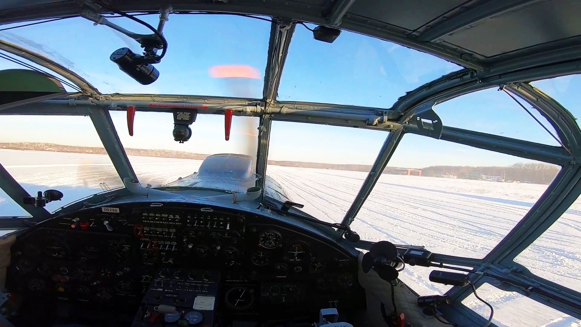 Зимний взлет самолета Ан-2 на лыжах. Полет в ясном небе без облаков. смотреть онлайн