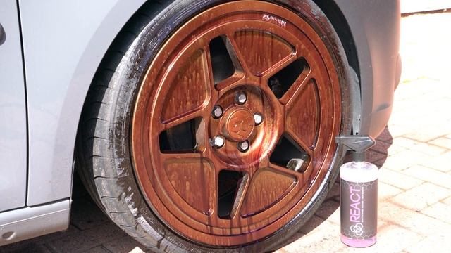 Carbon Collective | React V2 Wheel Cleaner - 1500 Miles Worth Of Dirt (4K) смотреть онлайн