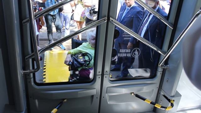 Раїса Панасюк тестує пандус нового трамваю