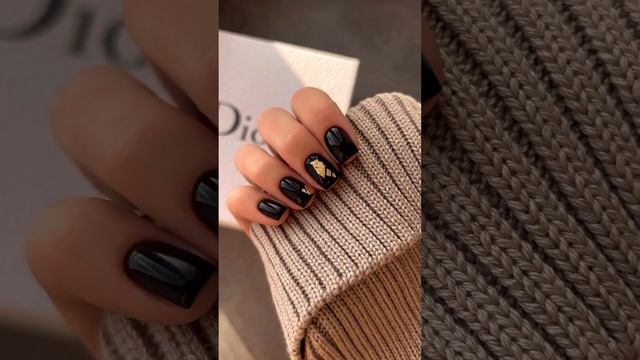 Когда хочется получить смелый и оригинальный маникюр выбирай золото на черном ??
