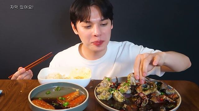 SUB)돌게장 연어장 먹방! soy sauce marinated crab and soy sauce marinated salmon MUKBANG ASMR смотреть онлайн