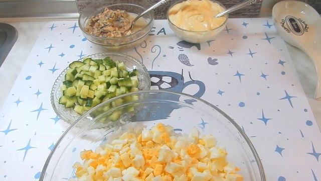 Салат с сардиной , рисом и огурцом.