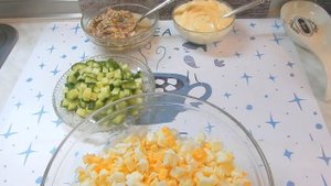 Салат с сардиной , рисом и огурцом.