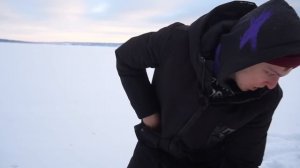 Находки во льдах за 1$ VS 1000$. Кто найдет больше жутких и опасных находок подо льдом?