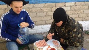 40 СОСИСОК С ОСТРЫМ СОУСОМ - МУЖИК ПОБИЛ РЕКОРД БОМЖЕЙ