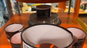 Станок для завальцовки кромки цилиндрической картонной коробки.