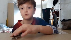 учу делать  кик-флип на фингер борде