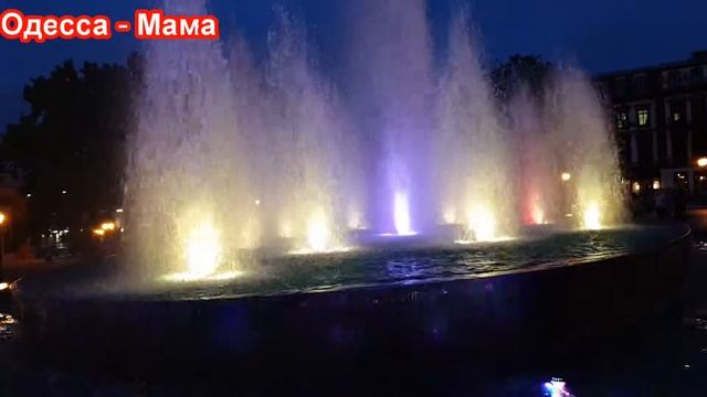 Фонтан у Оперного Театра в темное время суток в Одессе. Фонтаны Одессы. Достопримечательности Одесс смотреть онлайн