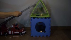 Пожарная Машина Тушит Огонь.