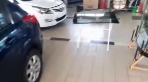 Установка лобового стекла Nissan Tiida