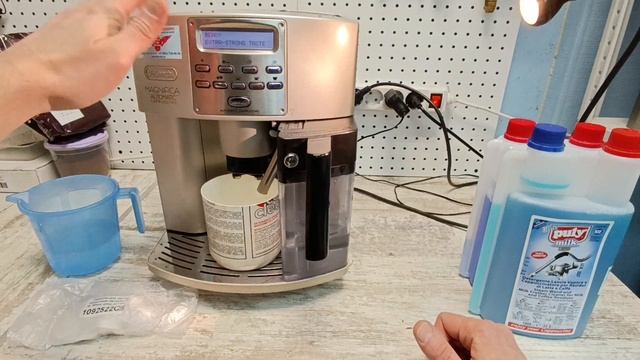 Обслуживание капучинатора в кофемашине Delonghi.