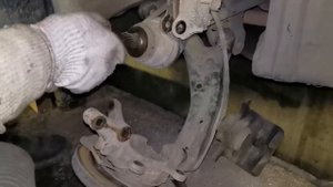 Снятие поворотного кулака Ниссан Альмера классик для замены ступичного подшипника