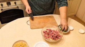 САЛАТ МОСКОВСКИЙ // Салат из капусты с колбасой // ГуляШок