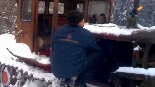 ДТ-54, запуск двигателя в мороз с неисправным тнвд. смотреть онлайн