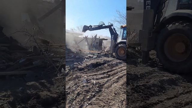 Демонтаж снос насыпного дома трактором. Часть 2 #нужныелюди #демонтаж #снос #сносдомов #ремонт # смотреть онлайн