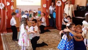 Танец с малышами на выпускном в детском саду