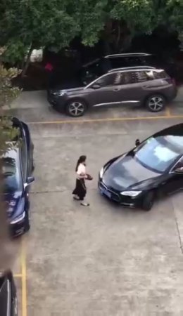 Девушка протаранила автомобиль обидчика 
