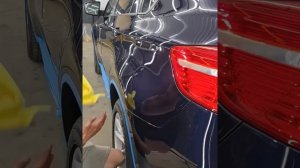 Показываю, как мастер наносит керамический состав через краскопульт.