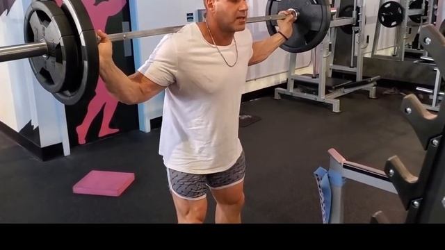 SQUAT LIKE JAY! ПРИСЕДАТЬ НЕ С ШИРОКО РАЗДВИНУТЫМИ НОГАМИ смотреть онлайн