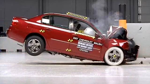 2007 Chevrolet Malibu frontal pole IIHS crash test (centerline, first test) смотреть онлайн