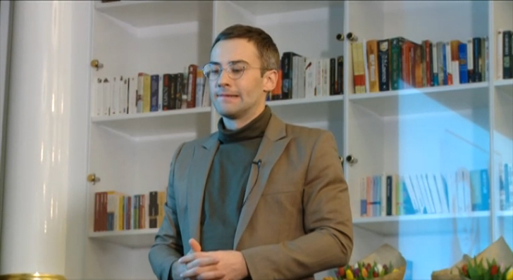 Дмитрий Шепелев выпустил книгу "Жанна".