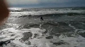 Крым в октябре.  Штормовое.  Купаемся в море.