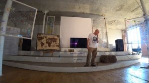 Андрей Прото рассказывает "Байки...", а я лезу на водонапорку в Гуслице.