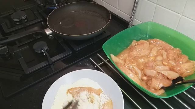 Готовим сочные наггетсы- Пробуем новую панировку ? смотреть онлайн