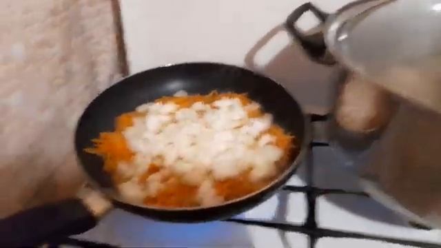 Живём в селе!Клубника заросла.Боремся с травой.