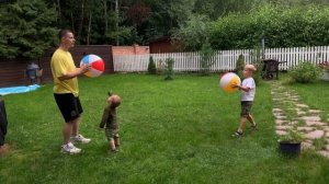 Игра в большой надувной мяч и водяные пистолеты. Видео для детей.