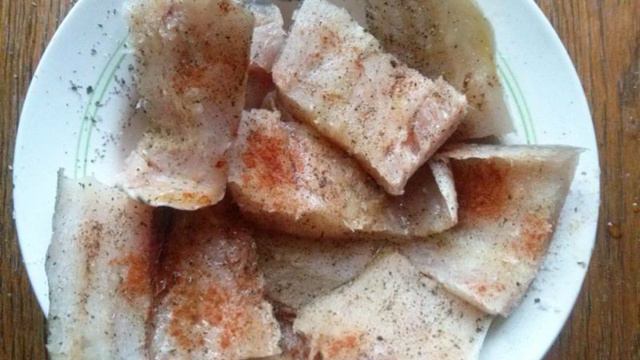 Минтай запеченный с орехами под сливочным соусом