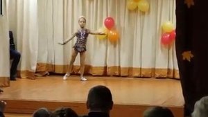 Выступление в школе ! Гимнастический танец . На день мамочек .