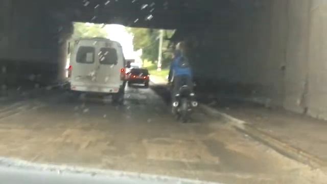 безбашенный водитель скутера смотреть онлайн