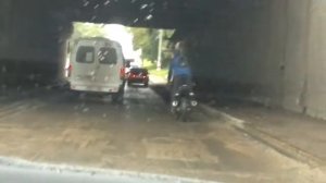 безбашенный водитель скутера