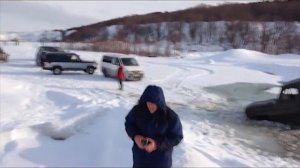 машины с рыбаками провалились под лед на  Сахалина