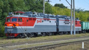 Поезд в электровозом ВЛ80с-1425 входит в Батайск с Юга