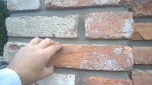 Забор из старого,красного кирпича
